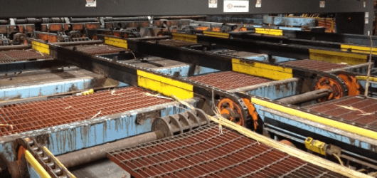 Conveyor chain on an edger infeed table